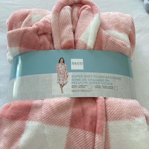 Brand new super soft plush bathrobe in small-medium - Picture 1 of 2